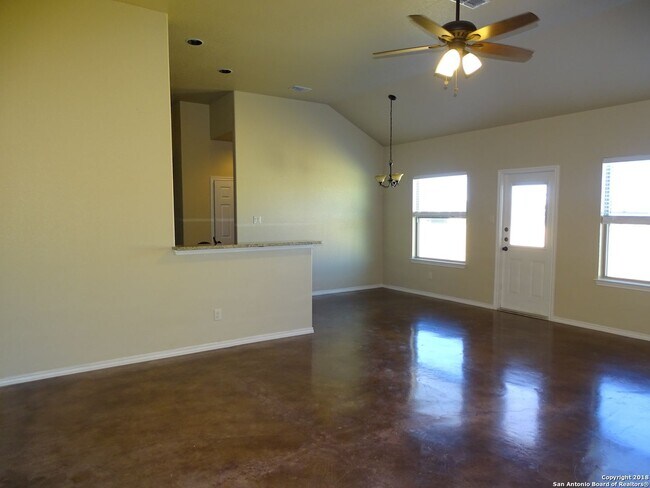 Building Photo - Spacious & Stylish Duplex in New Braunfels!