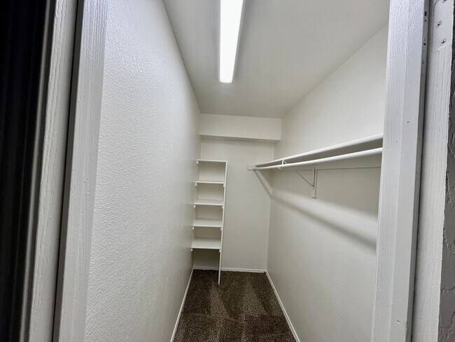 Building Photo - 2 bed 1 bath on 2nd floor in unit washer/d...