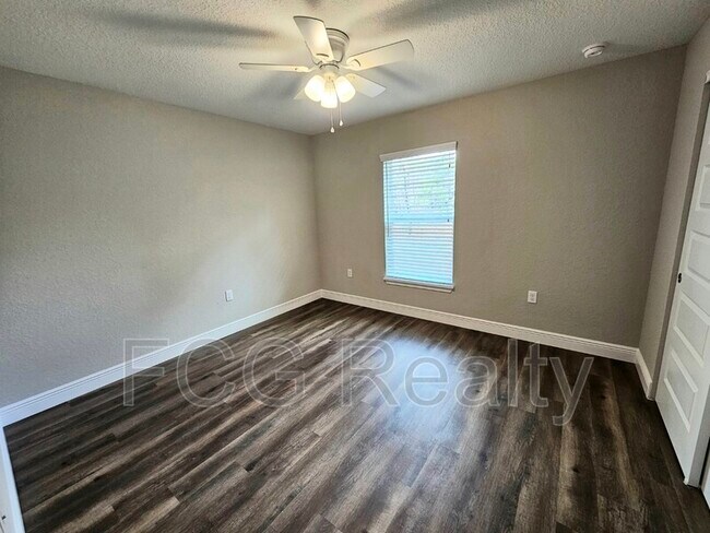 Building Photo - 212 Oak Ln