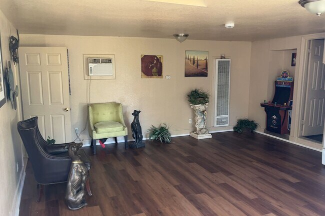 Building Photo - Charming 1-Bedroom Home with Modern Update...