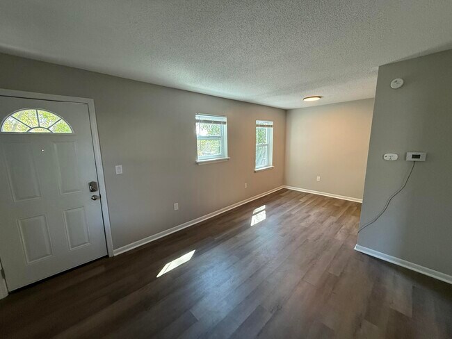 Building Photo - 213 N Ann St