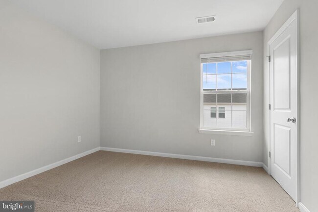 Building Photo - 3210 White Tail Dr