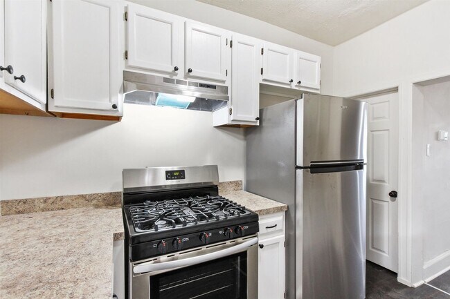 Building Photo - Bright 2 Bedroom, 1.5 Bath Home in Allison Hill!