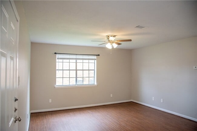 Building Photo - 700 Navarro Dr