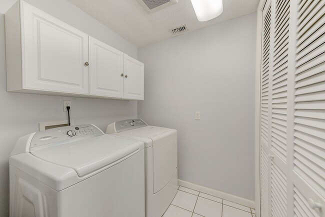 Building Photo - 3-Bedroom, 2-Bath Seminole Home – Fully Furnished & Move-In Ready!