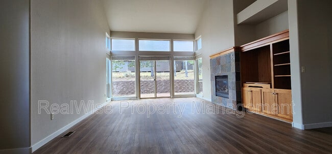 Building Photo - 1445 Highland Vw