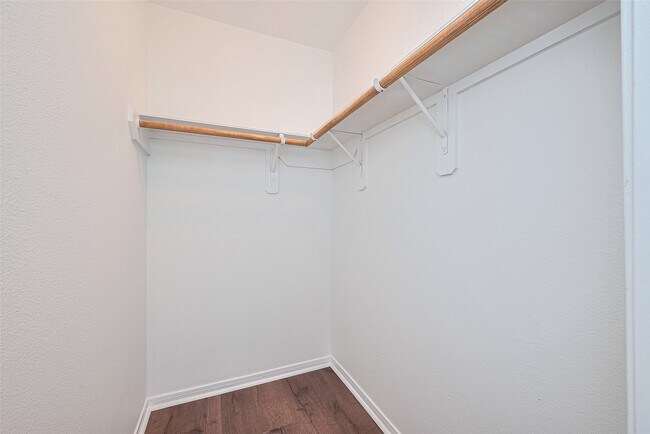 Building Photo - 12230 Hawthorne Hill Cir