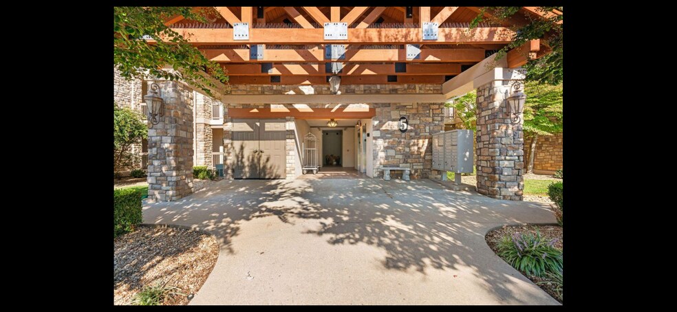 Primary Photo - 250 Lakewood Dr
