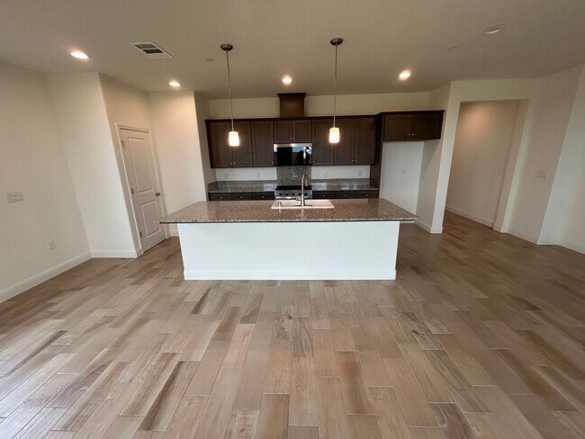 Building Photo - New, New New in Northwest Visalia!