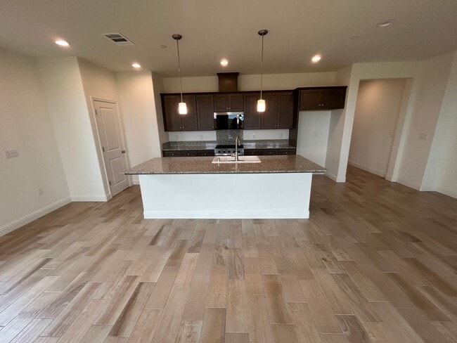 Building Photo - Northwest Visalia! Don't miss this beauty! Spacious and open 4 bedroom 2 bath!