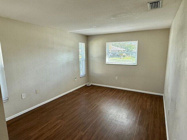 Building Photo - Beautiful Palm Harbor 2/2 Located on Peace...