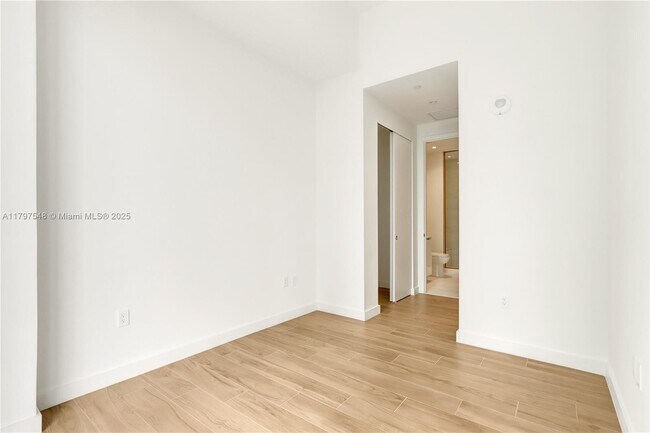 Building Photo - 2655 S Bayshore Dr