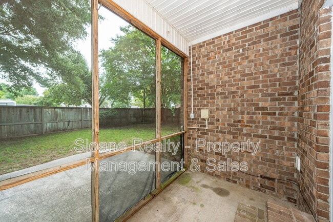 Building Photo - 1584 Kentwood Cir