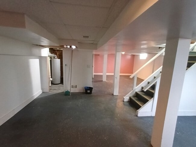 Building Photo - 3 bedroom 1.5 bath brick bungalow - AVAILA...