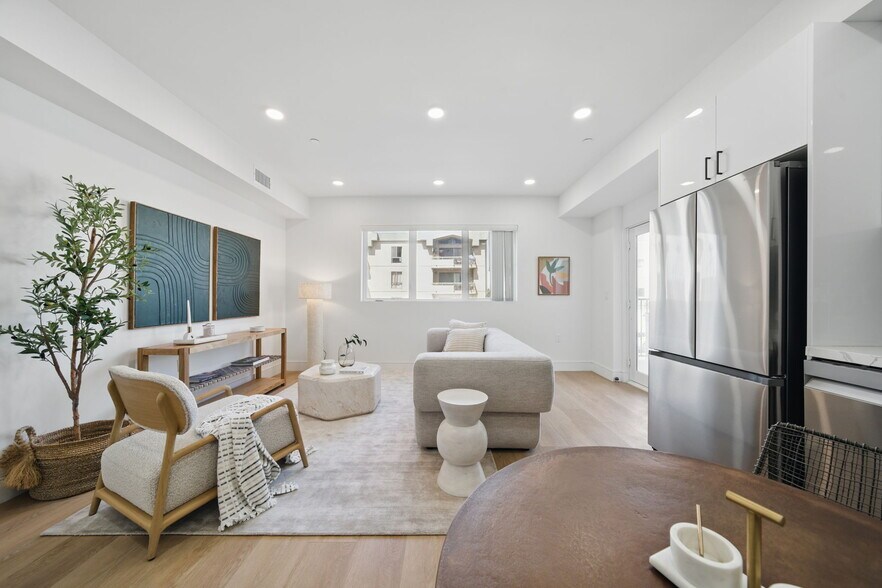 Building Photo - 212 N Mariposa Ave