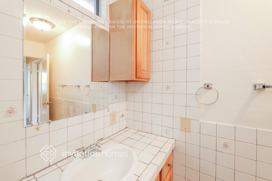 Building Photo - 1200 W 10th St