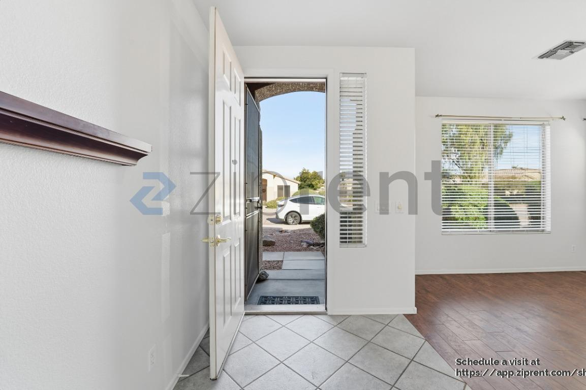 Building Photo - 2131 E Bellerive Pl