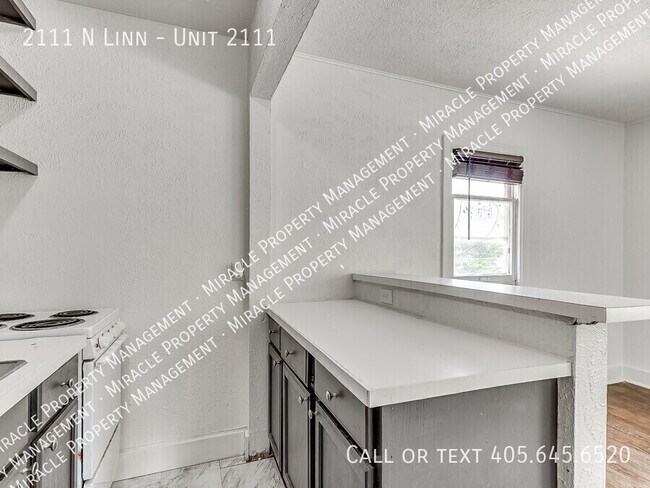 Building Photo - 2111 N Linn-Unit 2111