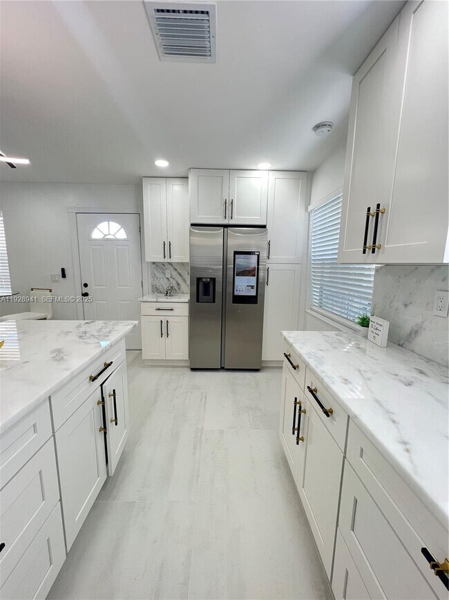 Building Photo - 708 Normandy Ln