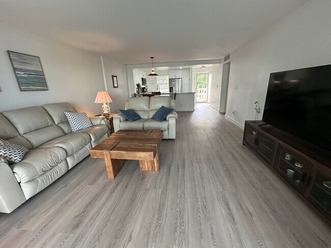 Building Photo - 141 SE 3rd Ave