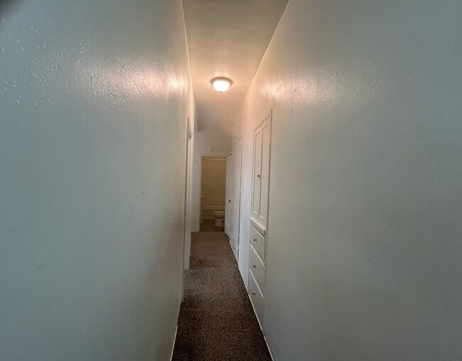 Building Photo - Conveniently located 1-bedroom, 1-bath apa...