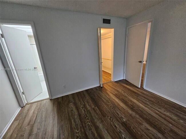 Building Photo - 7820 S Colony Cir