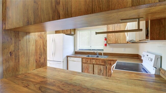 Building Photo - 15206 W Pond Woods Dr