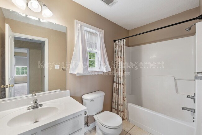 Building Photo - 4890 Somerset Dr