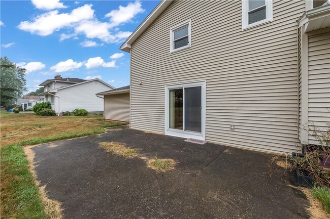 Building Photo - 75 Old Meadow Dr