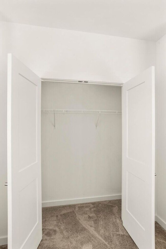 Building Photo - 3 Bed/3 Full Baths! Newer Townhome