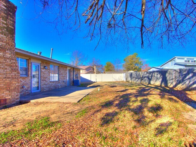 Building Photo - 3 Bed 2 Bath 2 Car Garage in Shawnee!