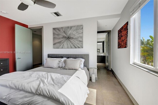 Building Photo - 110 SE 2nd St