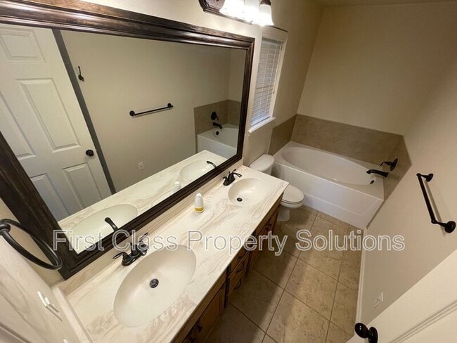 Building Photo - 2265 Blue Jay Dr