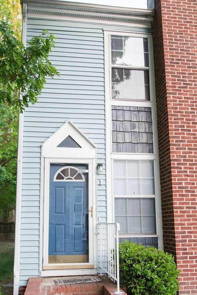 Primary Photo - Enjoy Freshly Painted Open Floor Plan!