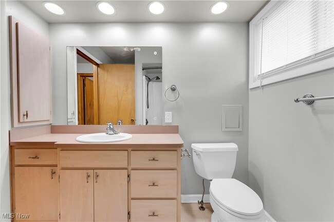 Building Photo - 6481 Glenwillow Dr