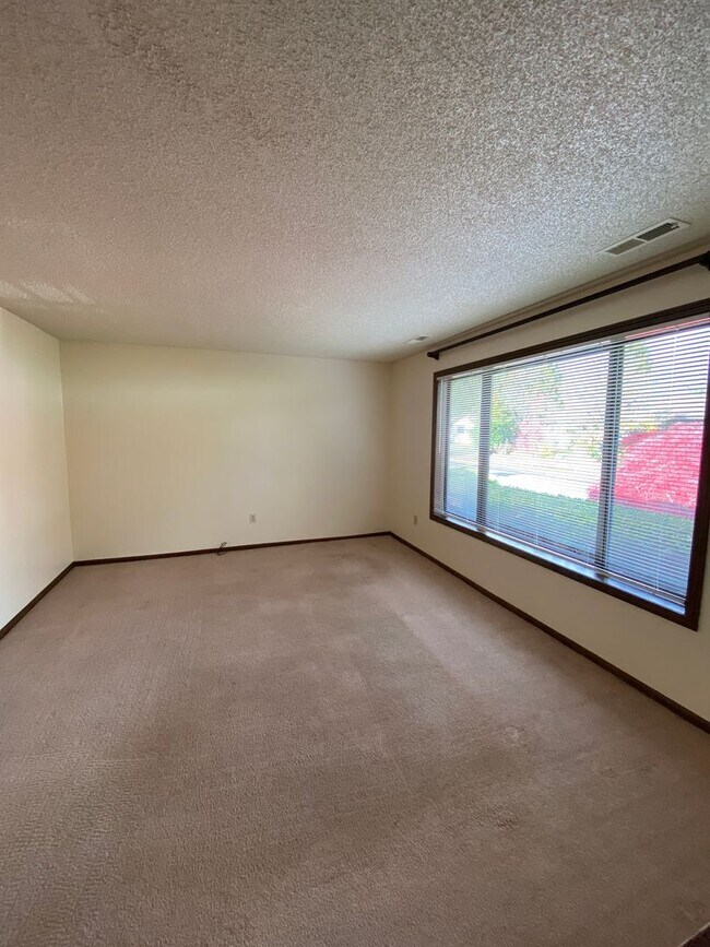 Building Photo - Spacious 3 bedroom 2 Bath Home in SE Corvallis