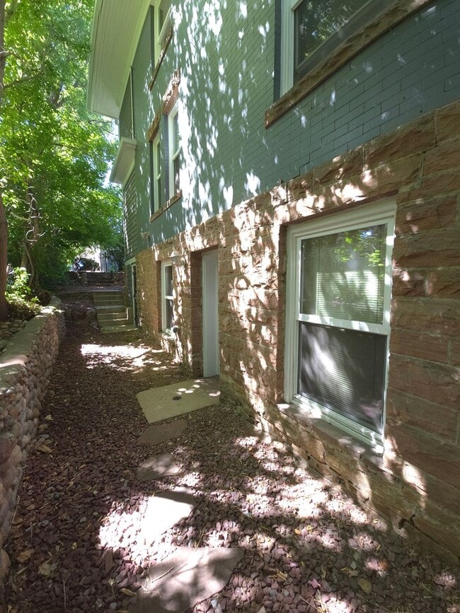 Building Photo - 1000 Grandview Ave