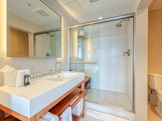 Building Photo - 3101 Bayshore Dr