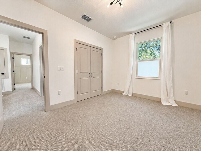 Building Photo - 724 Ellwood Ave