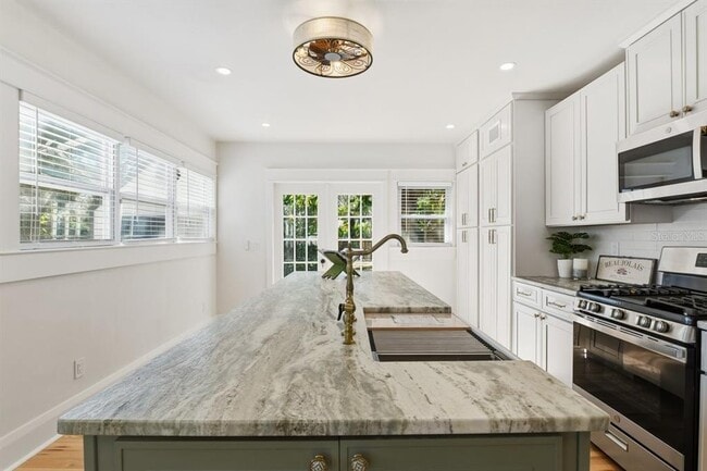 Building Photo - 1004 W Charter St