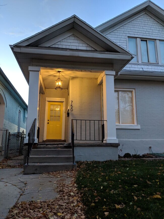 Building Photo - Beautiful Home!  Perfect combo of old world charm with modern finishes & ammenities!