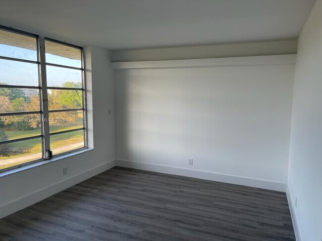 Building Photo - 3151 S Palm Aire Dr