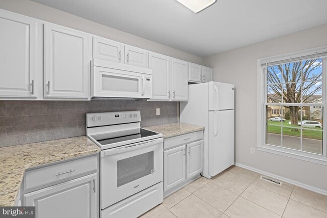 Building Photo - 8640 Dellway Ln