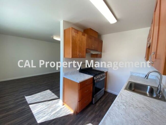 Building Photo - Newly Remodeled 2 Bedroom Apartment!