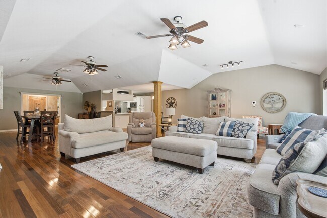 Building Photo - 223 Pin Oak Ln