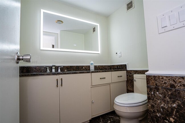 Building Photo - 2500 Parkview Dr