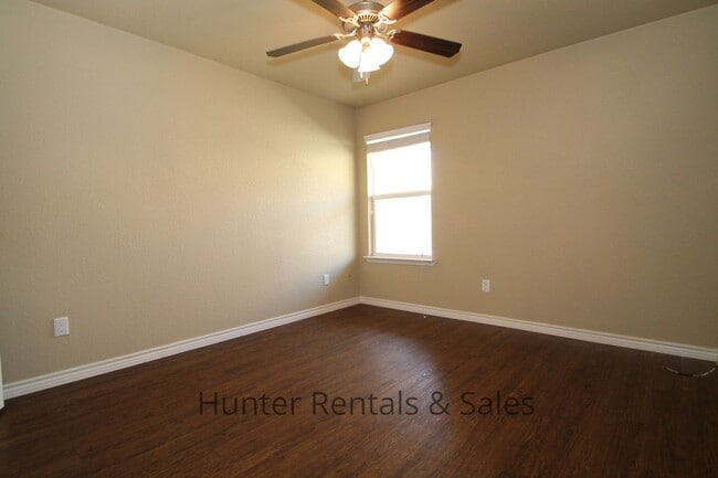 Building Photo - Spacious three-bedroom