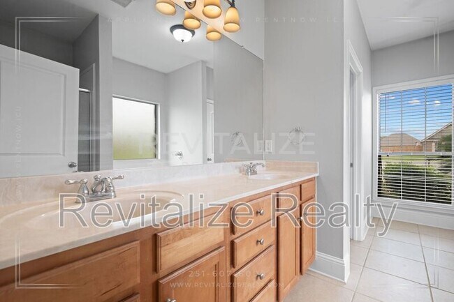 Building Photo - 11070 Courtland Ct