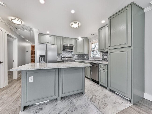 Building Photo - 2406 Pine Dr NW