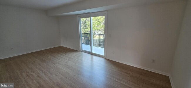 Building Photo - 165B Leeds Ct W